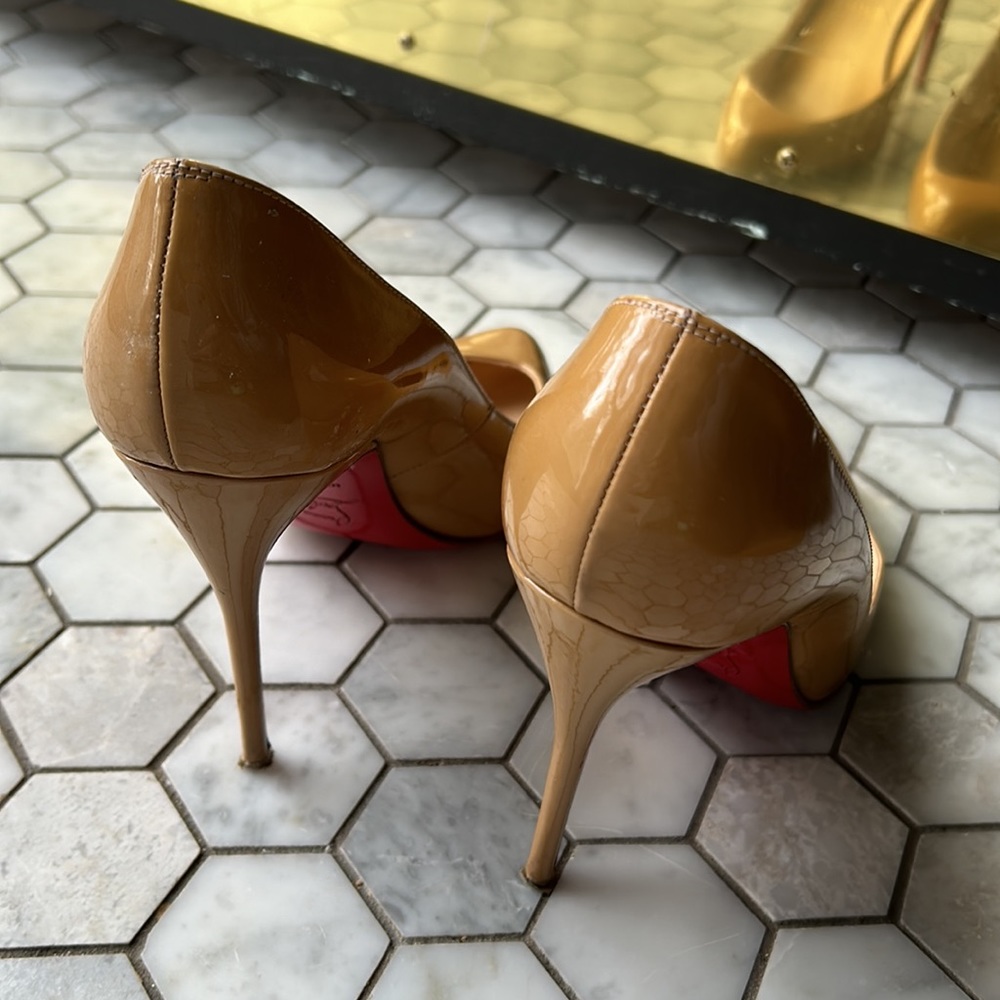 Christian Louboutin nude stiletto peep toe cleavage pump shiny - Picture 4 of 9